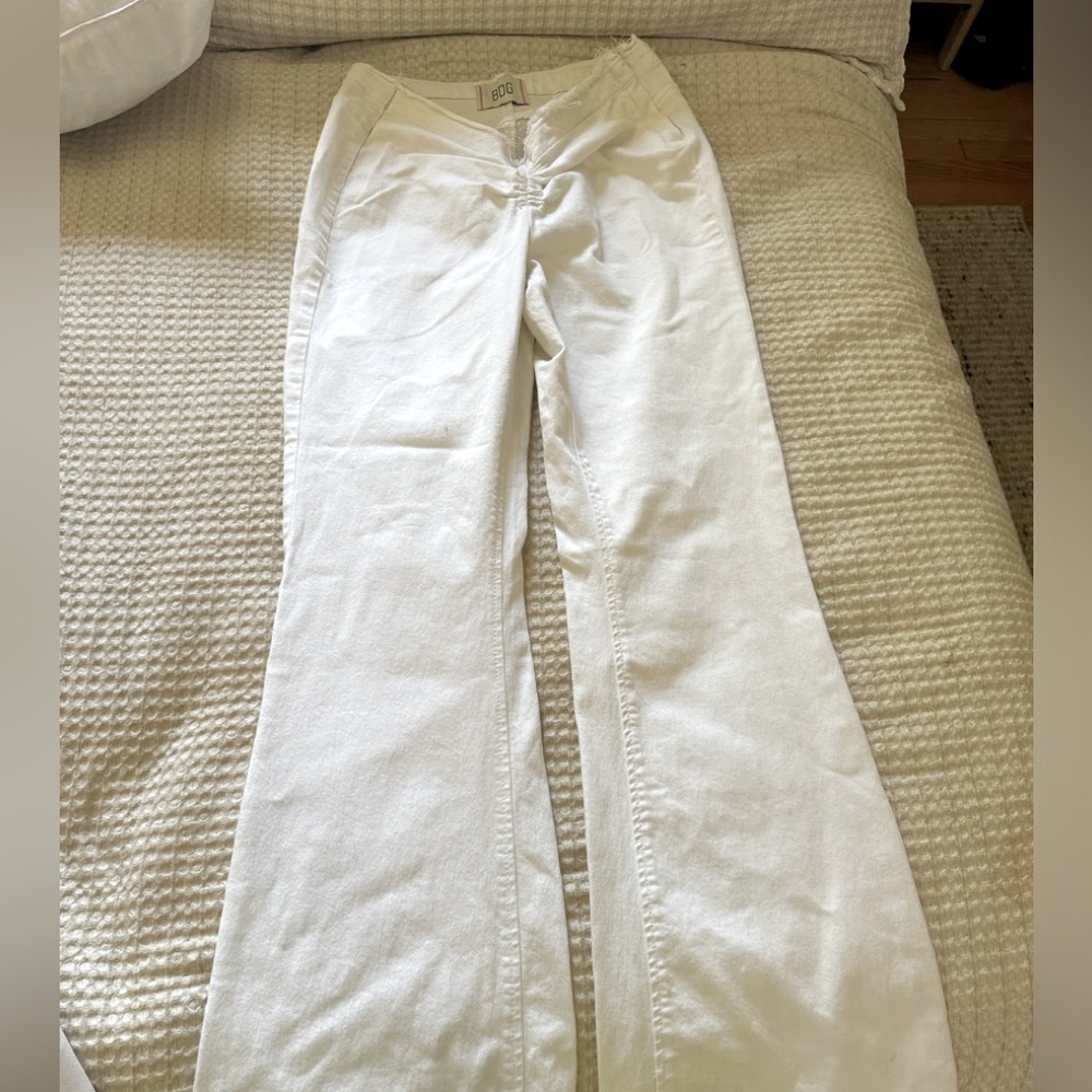 BDG white denim jeans 🌴